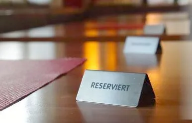 Tischaufsteller mit der Aufschrift „Reserviert“ auf einem gedeckten Tisch
