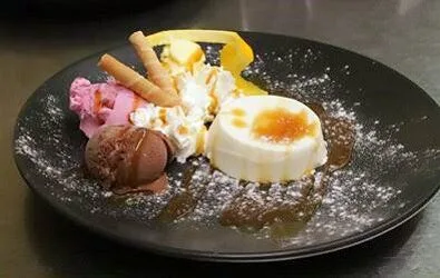 Panna Cotta mit Karamellsauce, Schokoladeneis und Waffelröllchen