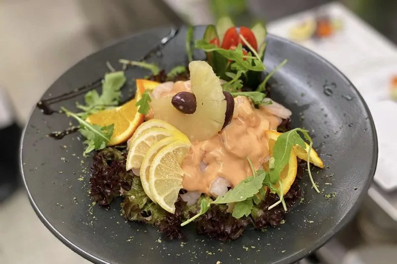 Crevetten-Cocktail auf Blattsalat mit Zitrone und Orange