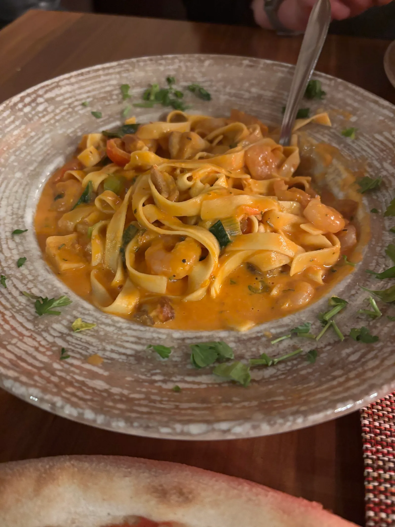 Tagliatelle mit Garnelen und Zucchini in Rahmsauce